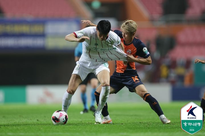 [서울=뉴시스] 프로축구 K리그1 대전하나시티즌의 김봉수(왼쪽), 제주SK의 오재혁. (사진=한국프로축구연맹 제공) *재판매 및 DB 금지