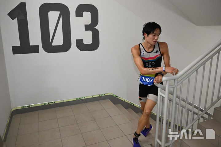 [서울=뉴시스] 권창회 기자 = 12일 오전 서울 송파구 롯데월드타워에서 열린 2026 롯데 아쿠아슬론에서 참가자들이 수영을 한 뒤 전환점을 돌고 있다. (공동취재) 2026.07.12. photo@newsis.com