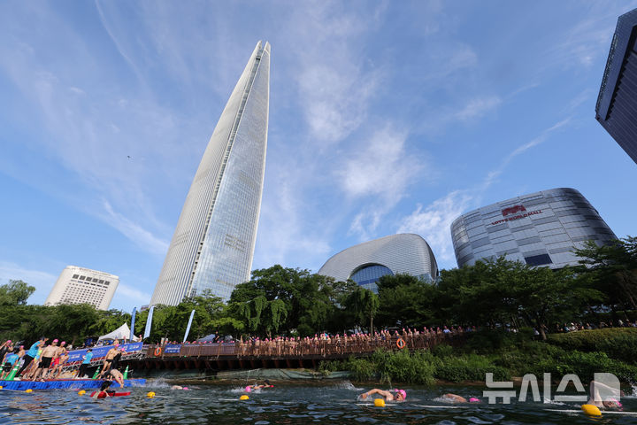 [서울=뉴시스] 권창회 기자 = 12일 오전 서울 송파구 석촌호수에서 열린 2026 롯데 아쿠아슬론에서 참가자들이 힘찬 출발을 하고 있다. (공동취재) 2026.07.12. photo@newsis.com
