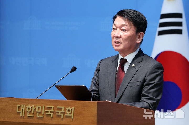 [서울=뉴시스] 고범준 기자 = 안철수 국민의힘 의원이 12일 서울 여의도 국회 소통관에서 기자회견을 열고 한동훈 무소속 의원의 복당을 반대하는 발언을 하고 있다. 2026.07.12. bjko@newsis.com