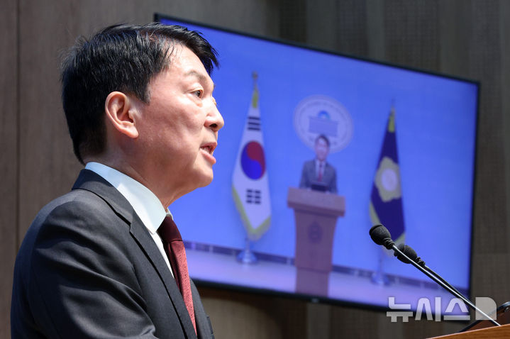 [서울=뉴시스] 고범준 기자 = 안철수 국민의힘 의원이 12일 서울 여의도 국회 소통관에서 기자회견을 열고 한동훈 무소속 의원의 복당을 반대하는 발언을 하고 있다. 2026.07.12. bjko@newsis.com