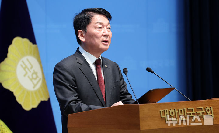 [서울=뉴시스] 고범준 기자 = 안철수 국민의힘 의원이 12일 서울 여의도 국회 소통관에서 기자회견을 열고 한동훈 무소속 의원의 복당을 반대하는 발언을 하고 있다. 2026.07.12. bjko@newsis.com