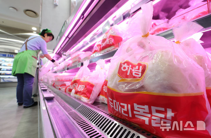 [서울=뉴시스] 황준선 기자 = 초복을 사흘 앞둔 12일 서울 시내 한 대형마트에서 시민들이 닭을 구입하고 있다. 2026.07.12. hwang@newsis.com