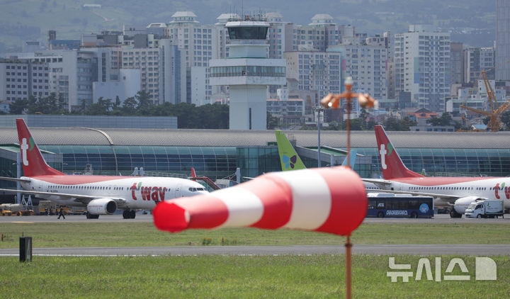[제주=뉴시스] 우장호 기자 = 대규모 결항이 빚어진 12일 오후 제주국제공항 주변으로 강한 바람이 불고 있다. 기상청에 따르면 제주 지역은 이날 밤까지 초속 20~25m의 강풍이 불 것으로 예측됐다. 2026.07.12. woo1223@newsis.com
