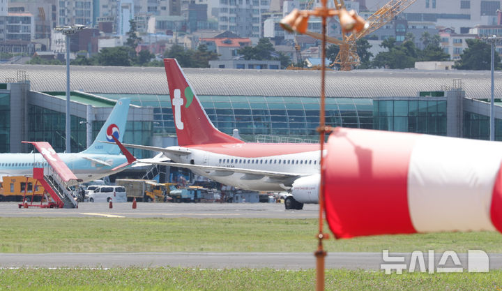 [제주=뉴시스] 우장호 기자 = 대규모 결항이 빚어진 12일 오후 제주국제공항 주변으로 강한 바람이 불고 있다. 기상청에 따르면 제주 지역은 이날 밤까지 초속 20~25m의 강풍이 불 것으로 예측됐다. 2026.07.12. woo1223@newsis.com