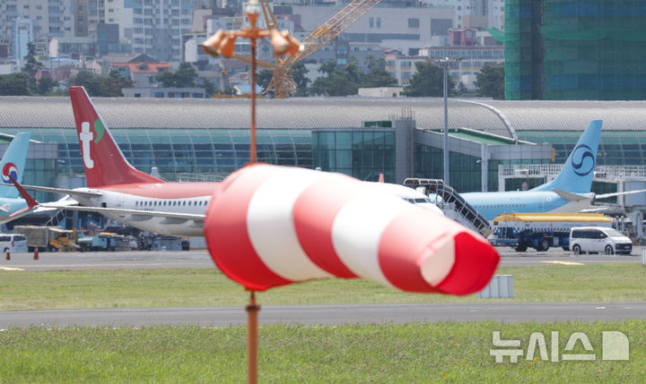 [제주=뉴시스] 우장호 기자 = 12일 오후 제주국제공항 주변으로 강한 바람이 불고 있다. 2026.07.12. woo1223@newsis.com