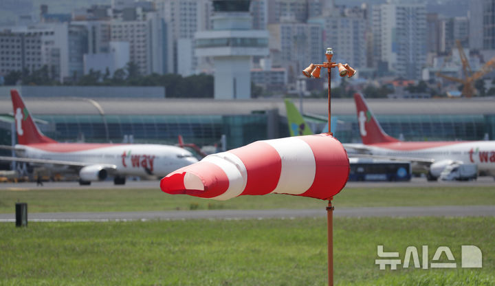 [제주=뉴시스] 제주국제공항 주변으로 강한 바람이 불고 있다. (뉴시스DB)