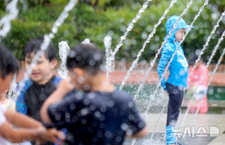[경산=뉴시스] 이무열 기자 = 경북 경산시와 포항시에 첫 폭염중대경보가 발효된 12일 경북 경산시 남매근린공원 바닥분수에서 어린이들이 물놀이를 하며 더위를 식히고 있다. 2026.07.12. lmy@newsis.com