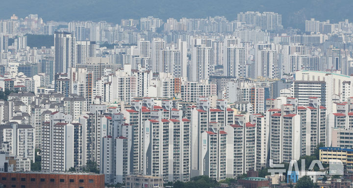 [서울=뉴시스] 황준선 기자 = 가계부채 증가세로 국민은행을 선두로 시중은행이 주택담보 대출을 줄이자 대출문이 더 좁아지기 전 자금을 확보해두려는 수요가 몰린 것으로 나타났다. 지난 8일 기준 5대 시중은행의 가계대출 잔액은 775조9563억원으로 집계되며 지난달 말 774조9608억원에서 이달 들어 일주일여 만에 9955억원 증가한 규모를 보였다. 사진은 12일 서울 남산에서 바라본 아파트 밀집지역의 모습. 2026.07.12. hwang@newsis.com