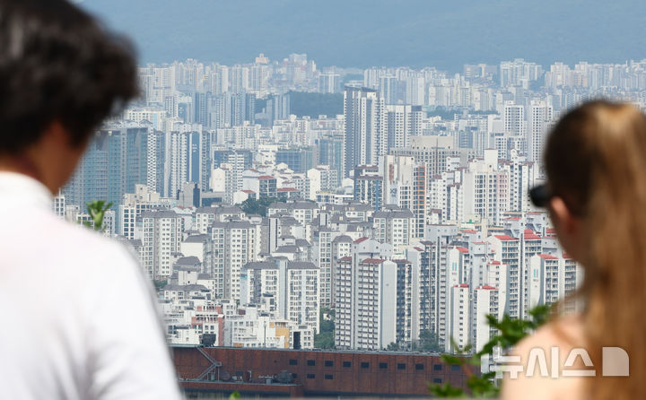 [서울=뉴시스] 황준선 기자 = 가계부채 증가세로 국민은행을 선두로 시중은행이 주택담보 대출을 줄이자 대출문이 더 좁아지기 전 자금을 확보해두려는 수요가 몰린 것으로 나타났다. 지난 8일 기준 5대 시중은행의 가계대출 잔액은 775조9563억원으로 집계되며 지난달 말 774조9608억원에서 이달 들어 일주일여 만에 9955억원 증가한 규모를 보였다. 사진은 12일 서울 남산에서 바라본 아파트 밀집지역의 모습. 2026.07.12. hwang@newsis.com