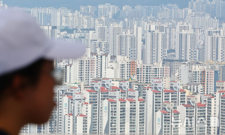 [서울=뉴시스] 황준선 기자 = 가계부채 증가세로 국민은행을 선두로 시중은행이 주택담보 대출을 줄이자 대출문이 더 좁아지기 전 자금을 확보해두려는 수요가 몰린 것으로 나타났다. 지난 8일 기준 5대 시중은행의 가계대출 잔액은 775조9563억원으로 집계되며 지난달 말 774조9608억원에서 이달 들어 일주일여 만에 9955억원 증가한 규모를 보였다. 사진은 12일 서울 남산에서 바라본 아파트 밀집지역의 모습. 2026.07.12. hwang@newsis.com