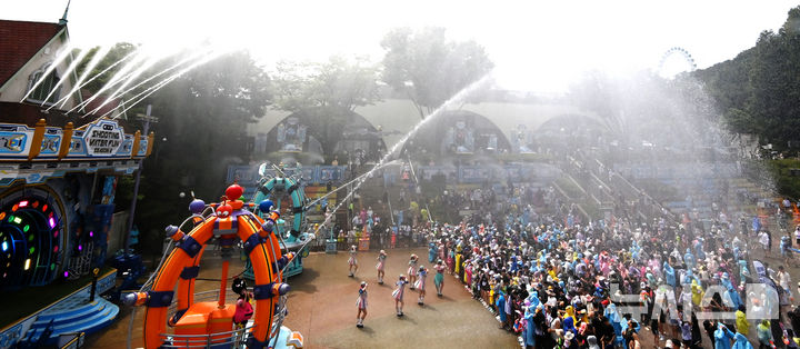 [용인=뉴시스] 김종택 기자 = 전국 대부분 지역에 폭염특보가 발효된 12일 경기 용인시 에버랜드 카니발 광장을 찾은 시민들이 여름축제 '슈팅 워터펀'에서 시원한 물줄기를 맞으며 더위를 식히고 있다. 2026.07.12. jtk@newsis.com
