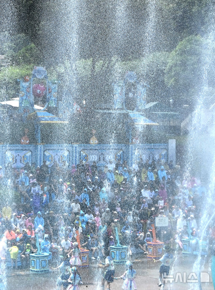 [용인=뉴시스] 김종택 기자 = 전국 대부분 지역에 폭염특보가 발효된 12일 경기 용인시 에버랜드 카니발 광장을 찾은 시민들이 여름축제 '슈팅 워터펀'에서 시원한 물줄기를 맞으며 더위를 식히고 있다. 2026.07.12. jtk@newsis.com