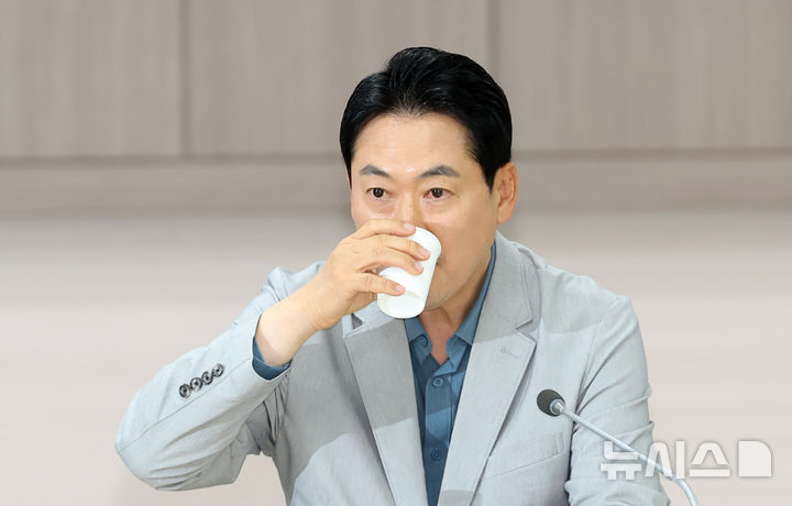  [부산=뉴시스] 하경민 기자 = 장동혁 국민의힘 대표가 12일 부산 수영구 국민의힘 부산시당에서 열린 '6·3 참정권 박탈 사태 부산·경남권 청년·대학생 현장 간담회'에 참석, 물을 마시고 있다. 2026.07.12. yulnetphoto@newsis.com