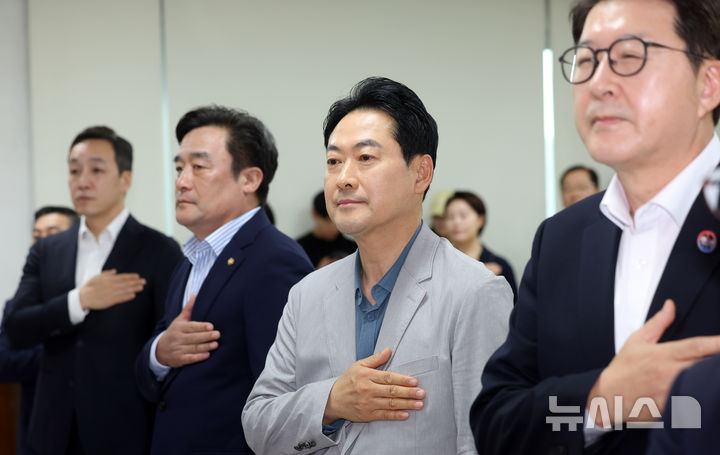 [부산=뉴시스] 하경민 기자 = 장동혁 국민의힘 대표가 12일 부산 수영구 국민의힘 부산시당에서 열린 '6·3 참정권 박탈 사태 부산·경남권 청년·대학생 현장 간담회'에 참석, 국기에 대한 경례를 하고 있다. 2026.07.12. yulnetphoto@newsis.com