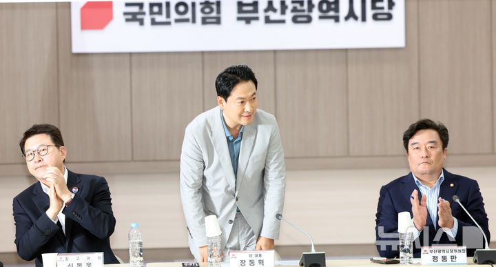  [부산=뉴시스] 하경민 기자 = 장동혁 국민의힘 대표가 12일 부산 수영구 국민의힘 부산시당에서 열린 '6·3 참정권 박탈 사태 부산·경남권 청년·대학생 현장 간담회'에 참석, 인사를 하고 있다. 2026.07.12. yulnetphoto@newsis.com