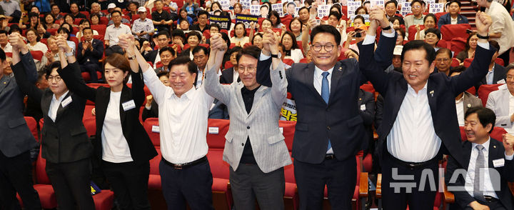 [서울=뉴시스] 고범준 기자 = 12일 서울 여의도 국회의원회관에서 열린 전국자치분권민주지도자회의(KDLC)에서 더불어민주당 당 대표 후보 정청래(오른쪽부터) 전 대표, 송영길 의원, 김민석 전 국무총리, 박승원 광명시장, 고민정 의원, 김보미 전 강진군 의원이 손을 잡고 있다. 2026.07.12. bjko@newsis.com