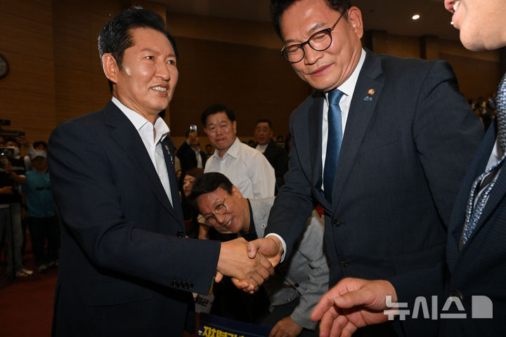 [서울=뉴시스] 고범준 기자 = 지난 12일 서울 여의도 국회의원회관에서 열린 전국자치분권민주지도자회의(KDLC)에서 더불어민주당 당 대표 후보 전청래 전 대표와 송영길 의원이 악수하고 있다. (공동취재) 2026.07.12. bjko@newsis.com