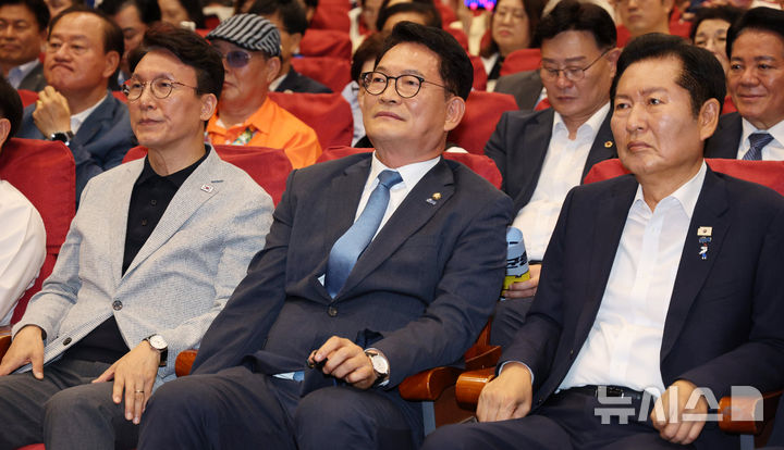 [서울=뉴시스] 고범준 기자 = 12일 서울 여의도 국회의원회관에서 열린 전국자치분권민주지도자회의(KDLC)에서 더불어민주당 당 대표 후보 김민석(왼쪽부터) 전 국무총리, 송영길 의원, 전청래 전 대표가 자리하고 있다. 2026.07.12. bjko@newsis.com