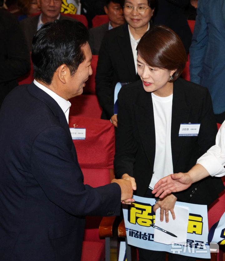 [서울=뉴시스] 고범준 기자 = 12일 서울 여의도 국회의원회관에서 열린 전국자치분권민주지도자회의(KDLC)에서 더불어민주당 당 대표 후보 정청래 전 대표와 고민정 후보가 악수하고 있다. 2026.07.12. bjko@newsis.com