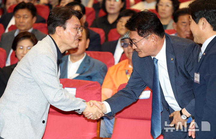 [서울=뉴시스] 고범준 기자 = 12일 서울 여의도 국회의원회관에서 열린 전국자치분권민주지도자회의(KDLC)에서 더불어민주당 당 대표 후보 김민석(왼쪽) 전 국무총리와 송영길 의원이 악수하고 있다. 2026.07.12. bjko@newsis.com