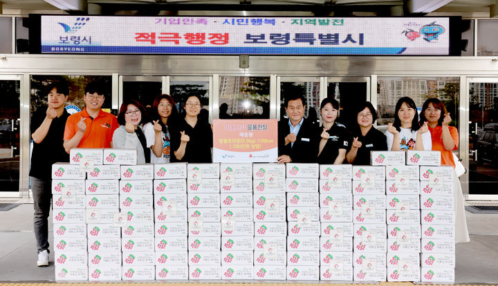 [보령=뉴시스] '예동팜' 방울토마토 기탁식 기념촬영. (사진=보령시청 제공) 2206.07.13. photo@newsis.com *재판매 및 DB 금지