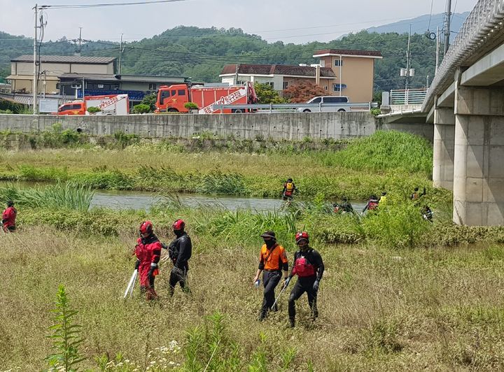 [영주=뉴시스] 영주시 풍기읍에서 물에 빠져 실종된 70대 남성을 찾기 위한 수색작업이 진행되고 있다. (사진=경북소방본부 제공) 2026.07.13. photo@newsis.com *재판매 및 DB 금지