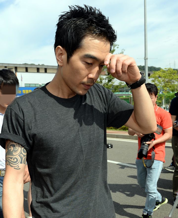 [서울=뉴시스]박영태 기자 = 미성년자 3명을 4차례에 걸쳐 성폭행하거나 강제 추행한 혐의로 복역 중 이었던 가수 고영욱이 10일 오전 서울 구로구 천왕동에 위치한 남부교도소에서 출소하고 있다. 2015.07.10.since1999@newsis.com *재판매 및 DB 금지