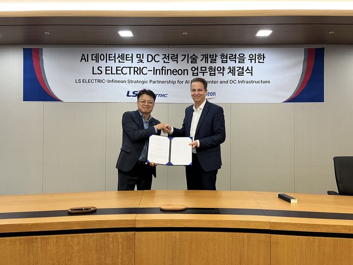 [서울=뉴시스] LS일렉트릭은 지난 10일 경기도 안양 LS일렉트릭 R&D캠퍼스에서 'AI 데이터센터와 직류(DC) 전력 기술 개발 협력을 위한 업무협약(MOU)'를 체결했다고 13일 밝혔다. 사진은 안길영 LS일렉트릭 생산·R&BD 총괄(부사장)(왼쪽), 안드레아스 바이슬(Andreas Weisl) 인피니언 테크놀로지스 산업·인프라(I2) 부문 최고영업책임자(CSO) 겸 수석부사장(오른쪽)이 체결식 후 기념촬영을 하는 모습 (사진=LS일렉트릭 제공) 2026.07.13. photo@newsis.com *재판매 및 DB 금지