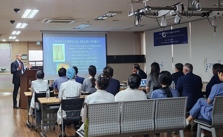 마이클 버디 박사(Dr. Michael D. Burdi)가 높이확장형 케이지 임상 적용 사례에 대해 발표하고 있는 모습. (사진=엘앤케이바이오) *재판매 및 DB 금지