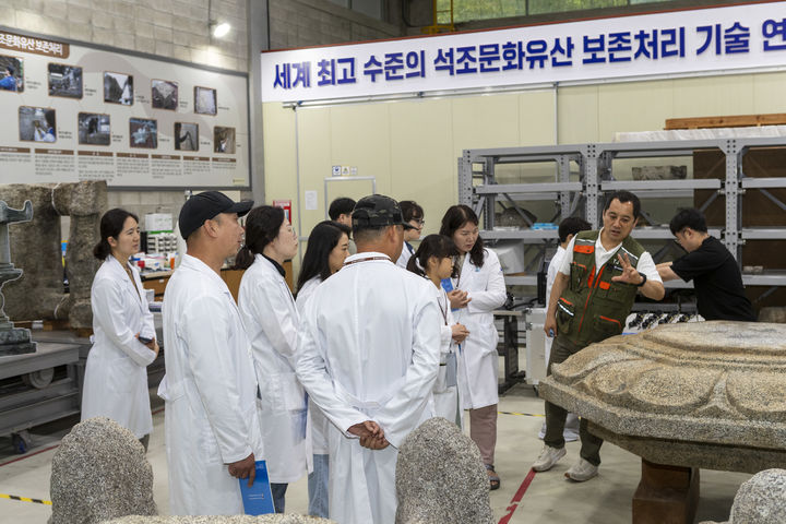 [서울=뉴시스] 2025 생생보존처리데이 중 문화유산보존과학센터 도자실 현장공개 (사진=국가유산청 제공) 2026,07.13. photo@newsis.com *재판매 및 DB 금지