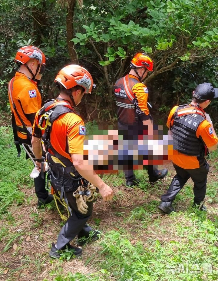 [제주=뉴시스] 12일 오전 서귀포시 안덕면에서 등반 중 추락 사고를 당한 등산객이 소방당국에 의해 이송되고 있다. (사진=제주소방안전본부 제공) 2026.07.13. photo@newsis.com