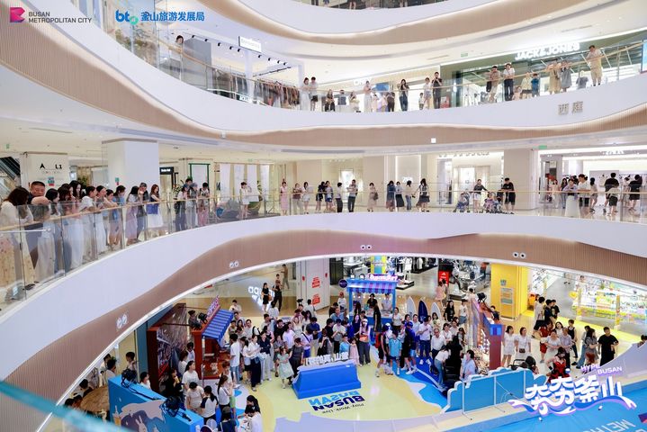 [부산=뉴시스] 부산시와 부산관광공사가 최근 중국 시안의 복합쇼핑몰 '조이시티(Joy City)'에서 '부산 브랜드 스토어 인 시안(Hype Busan)'을 열고 현지 관광객 유치 마케팅을 펼쳤다. (사진=부산관광공사 제공) 2026.07.13 photo@newsis.com *재판매 및 DB 금지