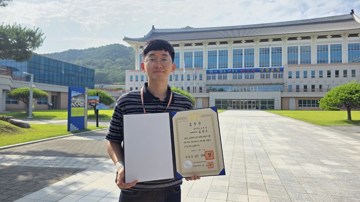 [안동=뉴시스] '제6회 적극행정 유공 포상'에서 대통령 표창을 받은 경북교육청 감사관실 김철우 주무관. (사진=경북교육청 제공) 2026.07.13 photo@newsis.com *재판매 및 DB 금지