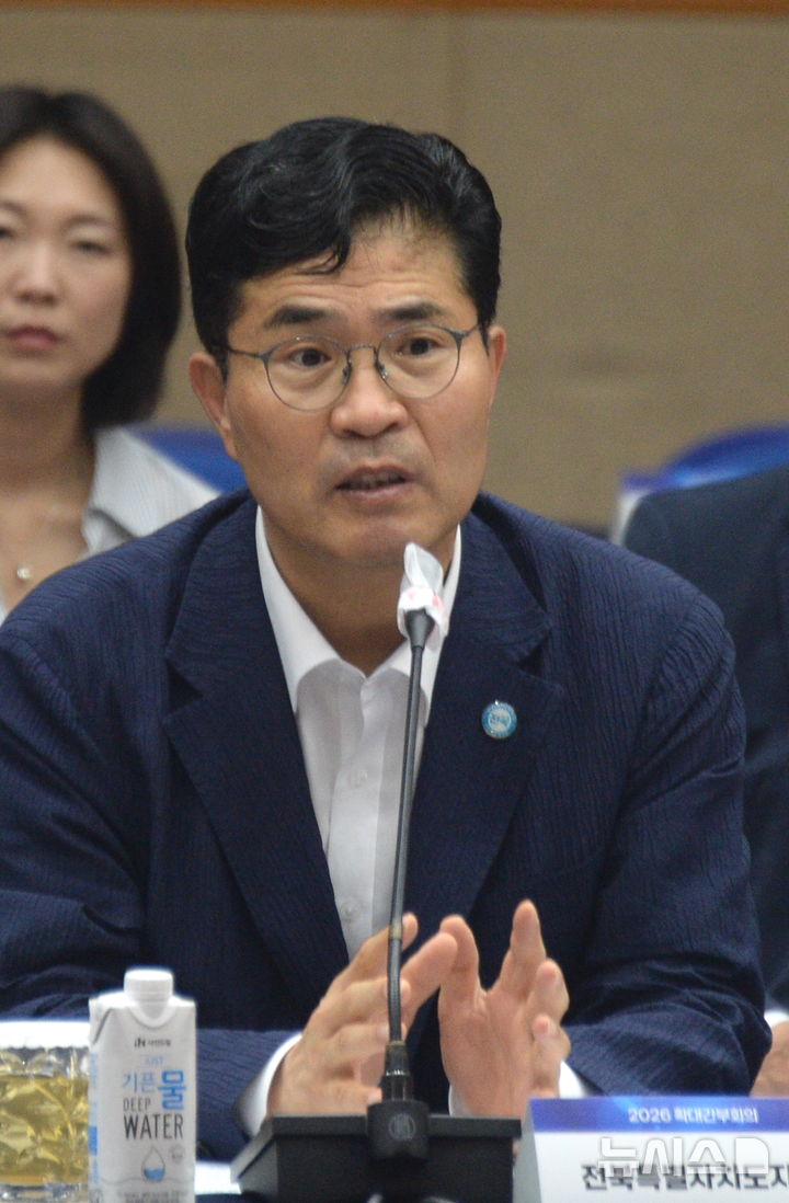 [전주=뉴시스] 김얼 기자 = 이원택 전북특별자치도지사가 13일 전북 전주시 전북특별자치도청 대회의실에서 열린 확대간부회의에 참석해 발언하고 있다. 2026.07.13. pmkeul@newsis.com