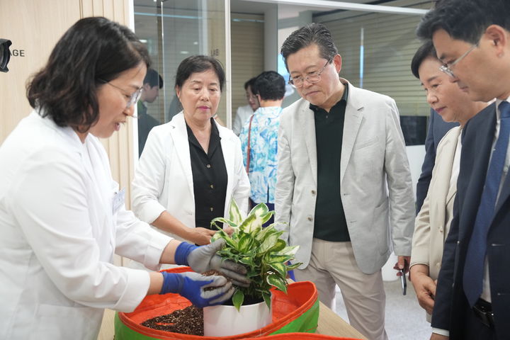 [천안=뉴시스] 장기수 천안시장이 11일 천안삼거리공원 내 위치한 반려식물병원 개원식에 참석했다. (사진=천안시 제공) 2026.07.13 photo@newsis.com *재판매 및 DB 금지