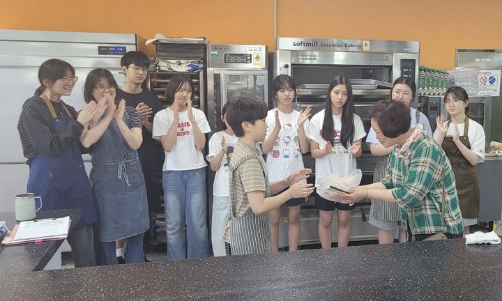 [울산=뉴시스] 울산 청소년자치배움터 학생들이 11일 직접 만든 빵을 인근 주민에게 전달하고 있다. (사진=울산시교육청 제공) 2026.07.13. photo@newsis.com *재판매 및 DB 금지