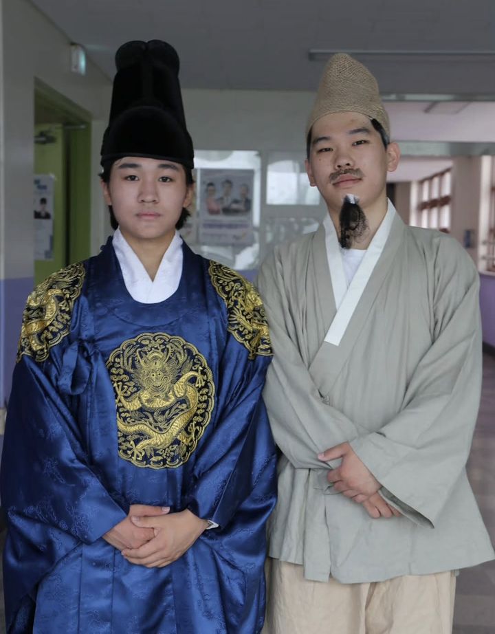 [의정부=뉴시스] 김도희 기자 = 의정부고등학교 방송부 UHBS가 공개한 졸업사진. 영화 '왕과 사는 남자'의 단종과 엄흥도를 표현한 모습. (사진=의정부고 방송부 인스타그램) 2026.07.13. photo@newsis.com  *재판매 및 DB 금지