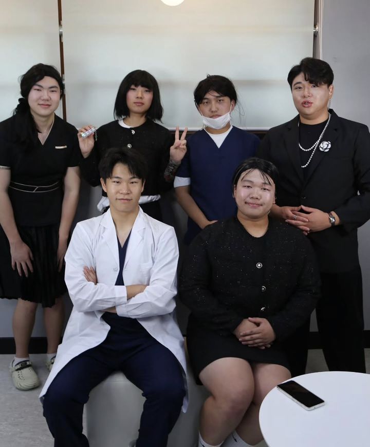 [의정부=뉴시스] 김도희 기자 = 의정부고등학교 방송부 UHBS가 공개한 졸업사진. SNL코리아 '스마일클리닉' 코너의 피부과 직원들을 표현한 모습. (사진=의정부고 방송부 인스타그램) 2026.07.13. photo@newsis.com  *재판매 및 DB 금지