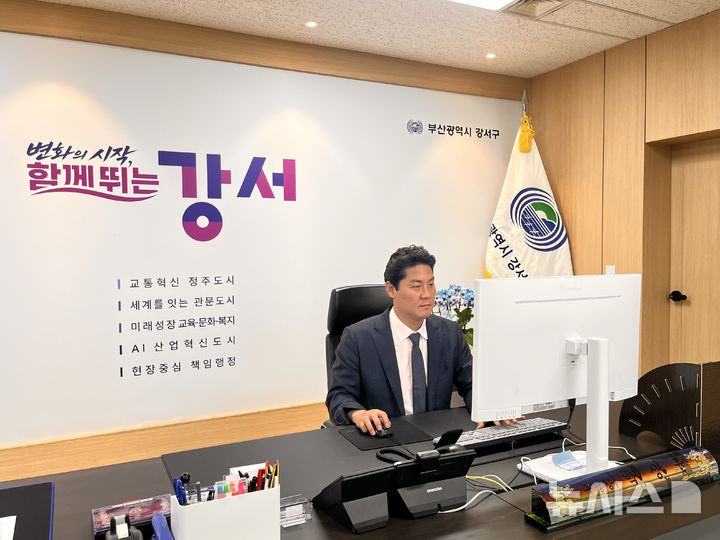 [부산=뉴시스] 진민현 기자 = 10일 오전 부산 강서구청장실에서 박상준 강서구청장이 뉴시스와 인터뷰를 진행하고 있다. 2026.07.10 truth@newsis.com