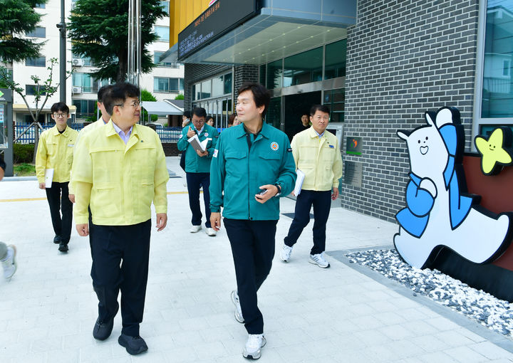 조현일 경산시장(오른쪽)과 김용균 행정안전부 자연재난실장이 12일 경산에서 폭염대응 상황을 점검하고 있다. (사진=경산시 제공) *재판매 및 DB 금지