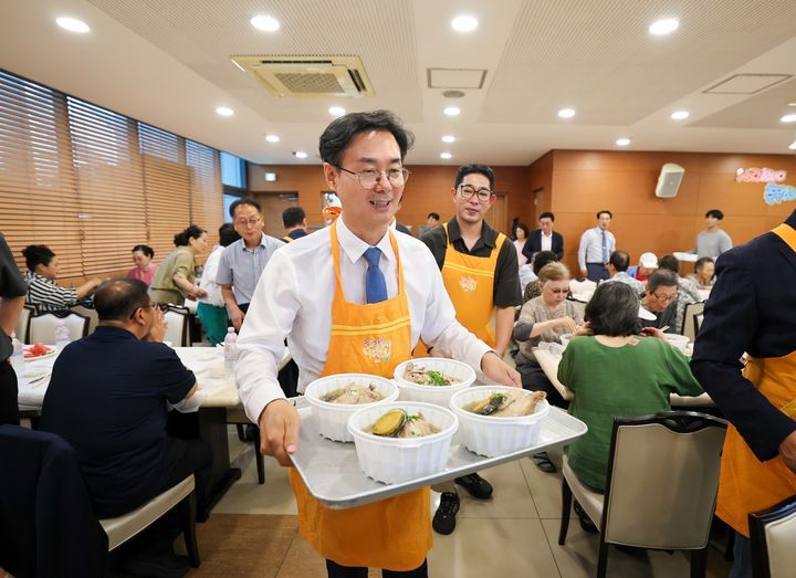 [서울=뉴시스] 용두동 건강한 여름나기 삼계탕 행사 배식봉사. (사진=동대문구 제공) 2026.07.13. photo@newsis.com *재판매 및 DB 금지
