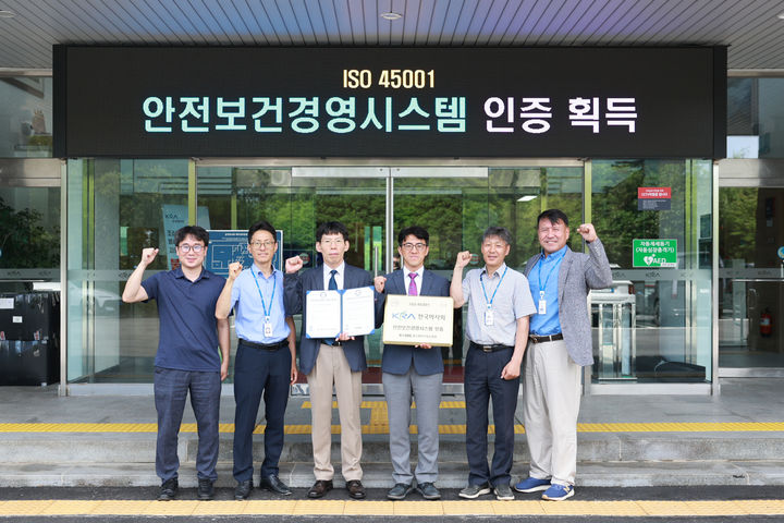 [제주=뉴시스] 한국마사회 제주본부가 지난 10일 중소벤처기업인증원(KOSRE)으로부터 안전보건경영시스템 'ISO 45001' 인증을 획득하고 기념사진을 촬영하고 있다. (사진=한국마사회 제주본부 제공) 2026.07.13. photo@newsis.com *재판매 및 DB 금지