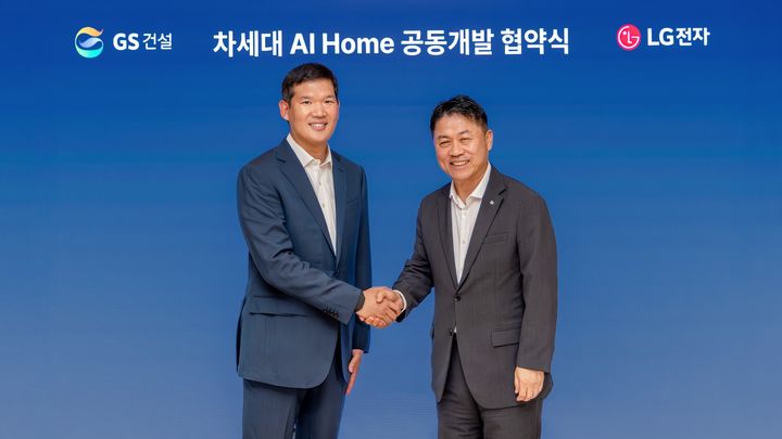 [서울=뉴시스] 차세대 AI홈 공동개발 업무협약에서 GS건설 허윤홍 대표(사진 왼쪽)가 기념사진을 촬영하고 있다. (사진=GS건설 제공) 2026.07.13. photo@newsis.com *재판매 및 DB 금지