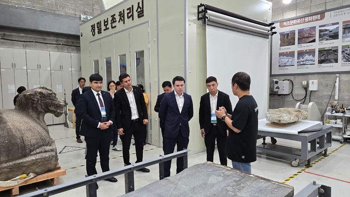 [서울=뉴시스] 한국전통문화대 디지털헤리티지학과 연구실(IDHLAB)에서 디지털 콘텐츠 연구 현황 청취하는 우즈벡키스탄 연수단 (사진=국가유산청 제공) 2026.07.13. photo@newsis.com *재판매 및 DB 금지