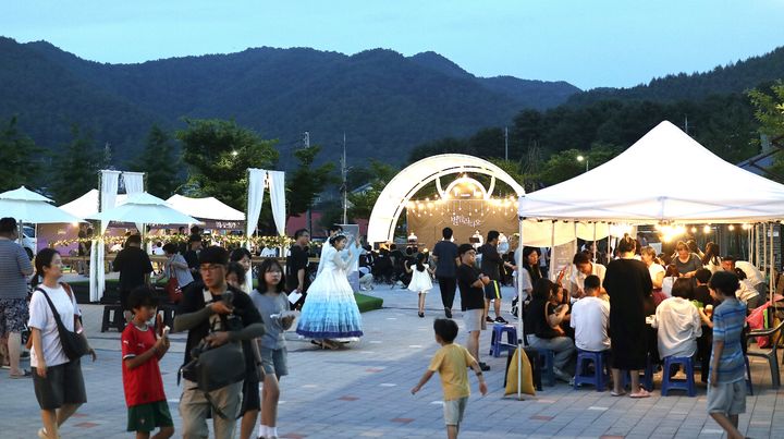 [횡성=뉴시스] 안흥찐빵모락모락마을에서 열린 야간관광 프로그램 '별빛행성'을 찾은 관람객들. (사진=횡성군 제공) 2026.07.13. photo@newsis.com *재판매 및 DB 금지
