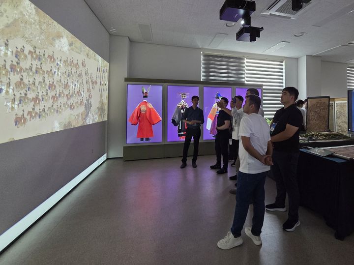[서울=뉴시스] 한국전통문화대 디지털헤리티지학과 연구실(IDHLAB)에서 디지털 콘텐츠 연구 현황 청취하는 우즈벡키스탄 연수단 (사진=국가유산청 제공) 2026.07.13. photo@newsis.com *재판매 및 DB 금지