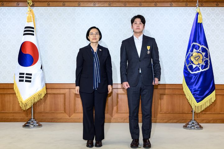 [서울=뉴시스] 지난 7일 정부서울청사에서 열린 '적극행정 유공 포상 수여식'에서 국민포장을 수상한 박종권 서울교통공사 과장이 기념촬영을 하고 있다. (사진=서울교통공사 제공) 2026.07.13. photo@newsis.com *재판매 및 DB 금지