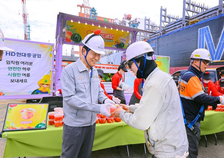 [울산=뉴시스] HD현대중공업이 운영 중인 혹서기 간식 지원 이벤트인 찾아가는 간식차 '화채 드쎄오(Hwachae de CEO)'. (사진=HD현대중공업 제공) photo@newsis.com *재판매 및 DB 금지