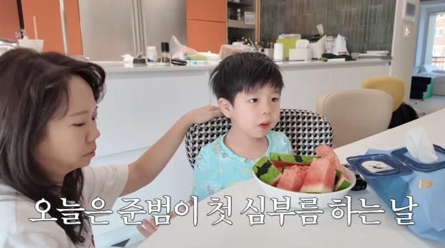 [서울=뉴시스] 방송인 홍현희, 제이쓴 부부가 아들 준범군의 첫 심부름을 지켜보며 눈물을 흘렸다. (사진 = 유튜브 캡처) 2026.07.13. photo@newsis.com *재판매 및 DB 금지